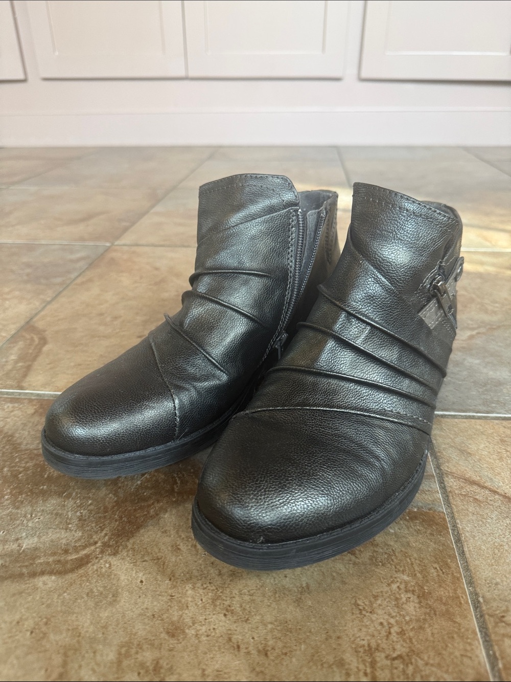 Earth Origins Gray Leather Ankle Boots with Strap Detail (9.5)